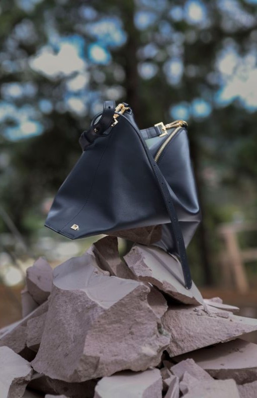 El bolso Papillon sobre la piedra de la cantera
