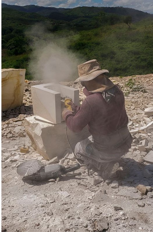 Darío Rivera tallando un bloque de piedra